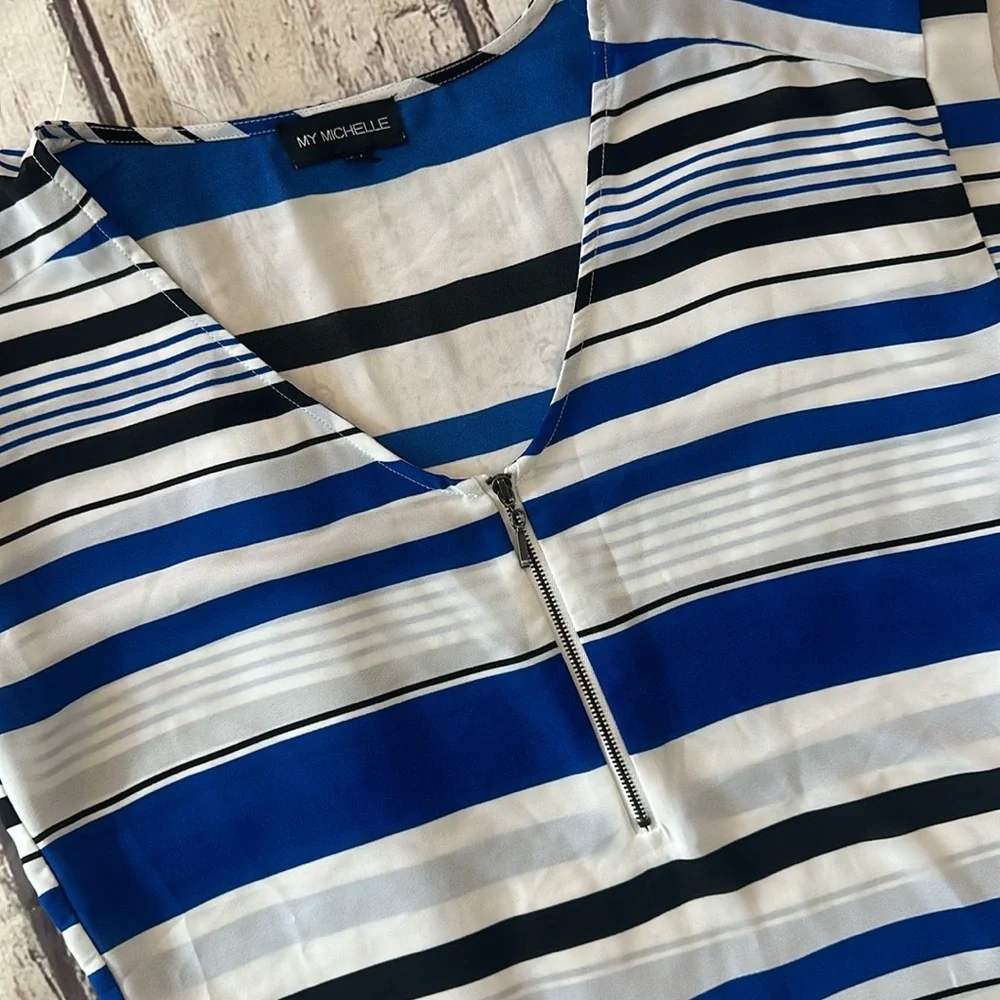 My Michelle Women’s Chiffon Short Sleeve Shirts Zip Neck Blouse Size Medium - Picture 3 of 6